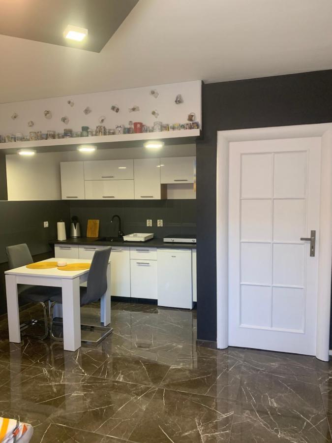 Dama Blizina Amfiteatra I Bus Kolodvora ,privatan Parking ,self-check- In Apartment Pula