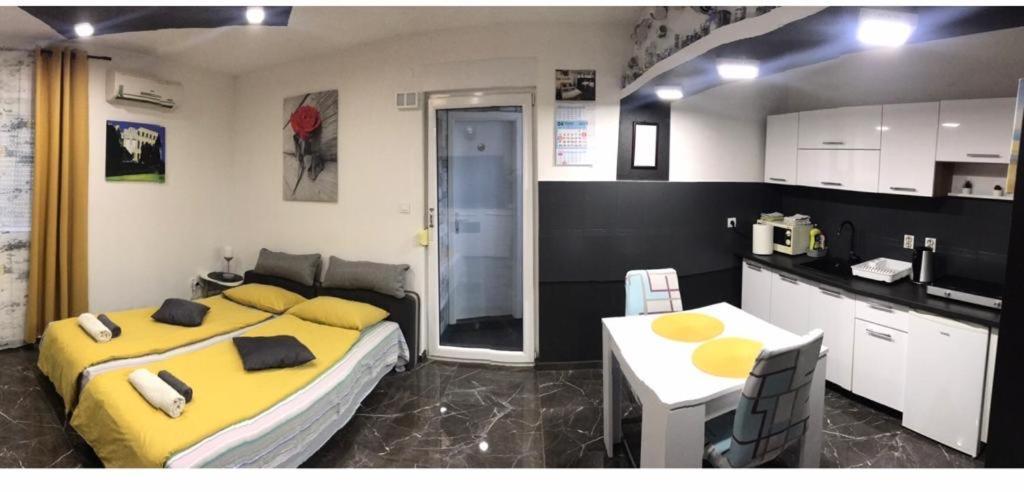 Apartment Dama Blizina Amfiteatra I Bus Kolodvora ,privatan Parking ,self-check- In